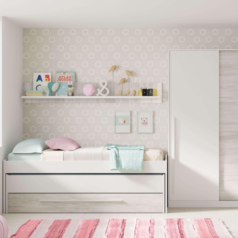 Cama infantil blanca con cajón inferior y cabecero de madera clara en dormitorio con estantería flotante y papel pintado de hexá