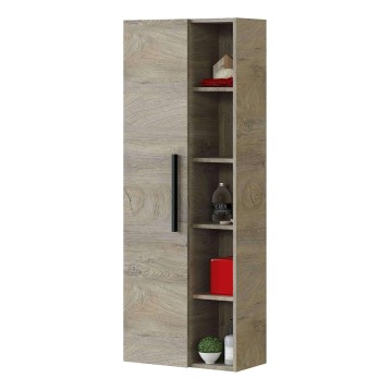 Armario alto de madera clara con puerta y estantería abierta central mostrando textiles y accesorios decorativos