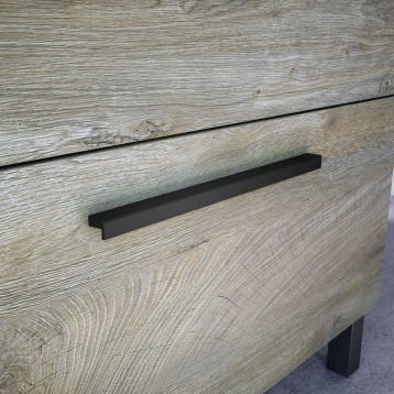 Detalle de tirador negro en cajón de madera clara con acabado texturizado y patas metálicas oscuras
