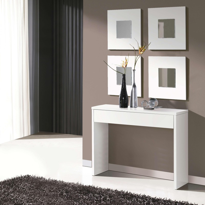 Consola blanca minimalista con espejo y cuadros decorativos en ambiente de salón moderno