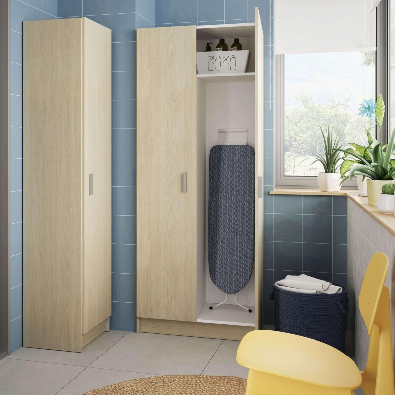 Armario esquinero de madera clara con puertas abatibles y estantería abierta integrada para baño y lavandería
