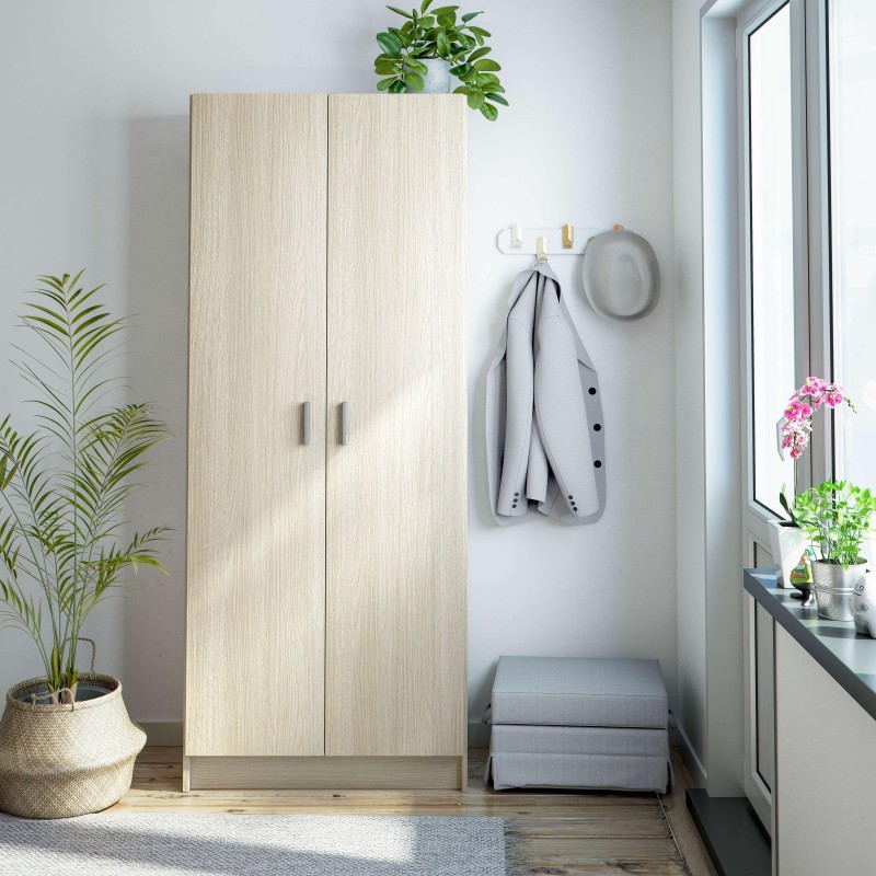 Armario de dos puertas en madera clara con acabado natural y tiradores metálicos en ambiente de recibidor luminoso