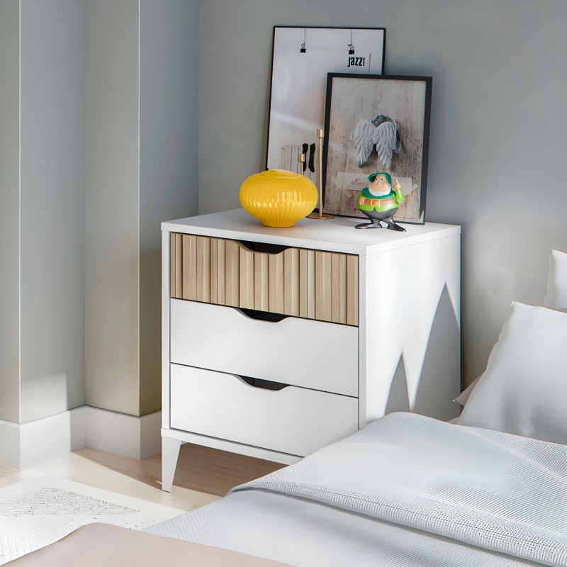 Mesita de noche blanca con cajones y frente de madera clara en ambiente de dormitorio