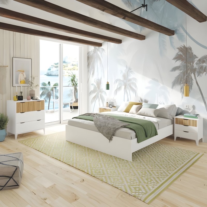 Dormitorio completo con cama blanca y detalles en madera clara y mesillas a juego en ambiente costero