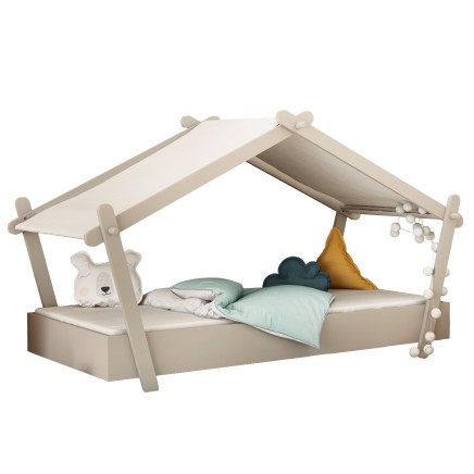 Cama infantil tipo cabaña en color beige con dosel y accesorios decorativos de peluche