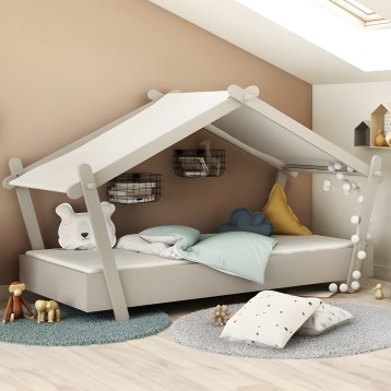 Cama infantil con forma de casita en blanco y techo a dos aguas con almacenaje y decoración luminosa