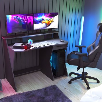 Silla gamer negra con ruedas y respaldo ergonómico en ambiente de escritorio gaming con iluminación LED azul y magenta