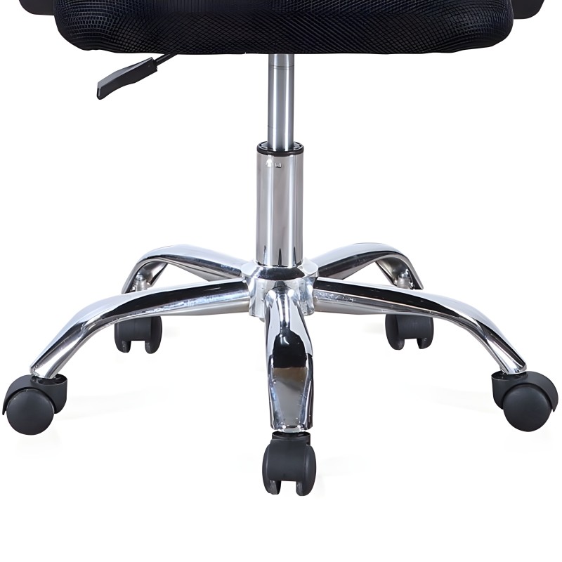 Silla de oficina con respaldo de malla negra y base cromada con ruedas giratorias vista inferior