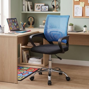 Silla de oficina con respaldo azul de malla y asiento negro junto a escritorio de madera en ambiente de trabajo
