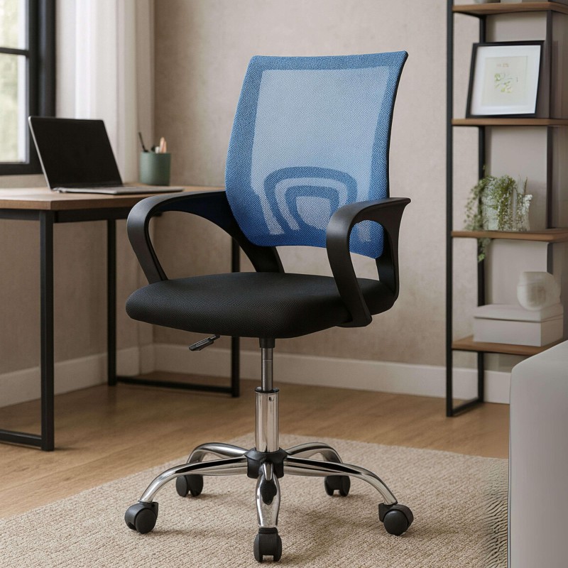 Silla de oficina ergonómica con respaldo azul en malla y asiento negro con brazos curvos y ruedas