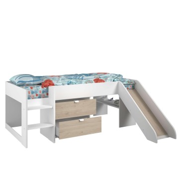 Cama infantil blanca con tobogán lateral y cajones de madera con ropa de cama estampada en tonos azules y rojos