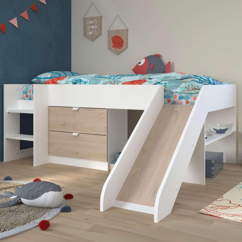 Cama infantil blanca con tobogán integrado y cajones de madera en dormitorio temático marino