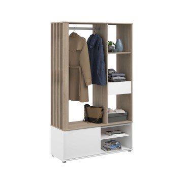 Armario abierto en madera natural y blanco con barra de colgar y estanterías con ropa y accesorios