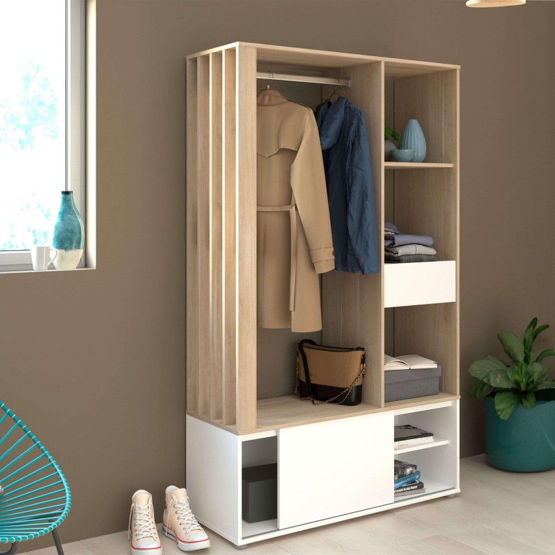 Armario abierto en madera clara y blanco con puertas correderas y estantes para ropa y accesorios en ambiente de dormitorio