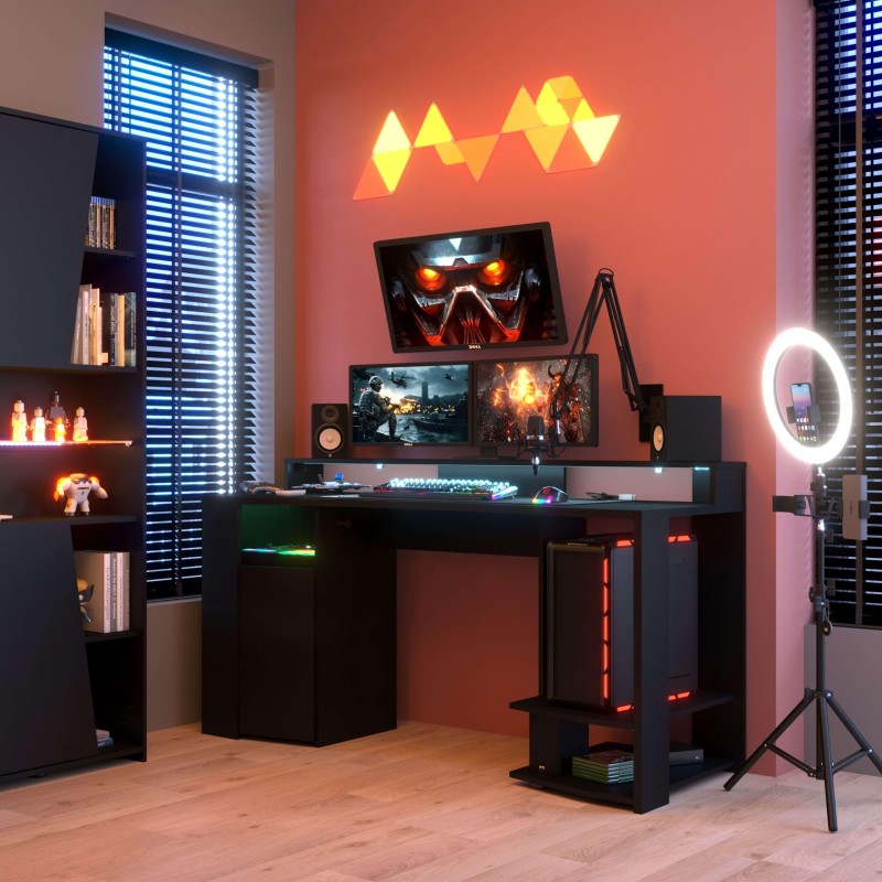Escritorio gamer negro con luces LED y compartimentos de almacenamiento en ambiente de gaming
