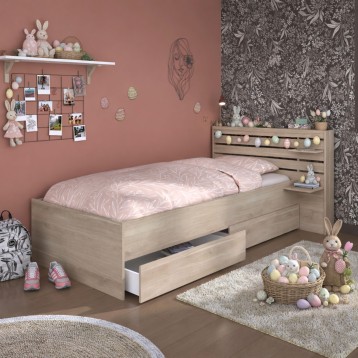 Cama infantil de madera clara con cabecero con repisas y cajones de almacenamiento en dormitorio rosa