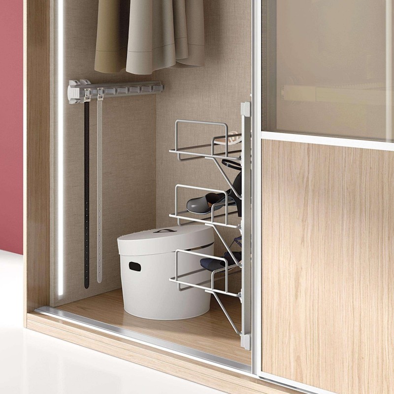 Armario modular de madera clara con estantes metálicos blancos y puerta de vidrio templado. Interior organizado con accesorios d