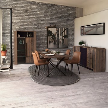 Comedor moderno con mesa redonda de madera y patas metálicas rodeada de sillas tapizadas en caramelo y muebles de almacenaje en 