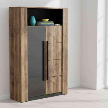 Vitrina de madera clara y frente gris con puertas y estante superior decorado en ambiente de sala