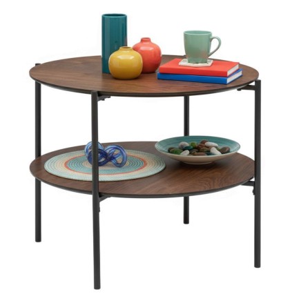 Mesa auxiliar redonda con dos niveles de madera y estructura metálica negra decorada con objetos coloridos
