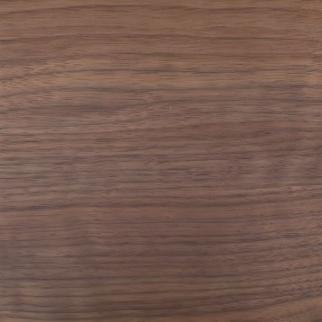 Detalle de superficie de madera nogal con veta natural y acabado mate