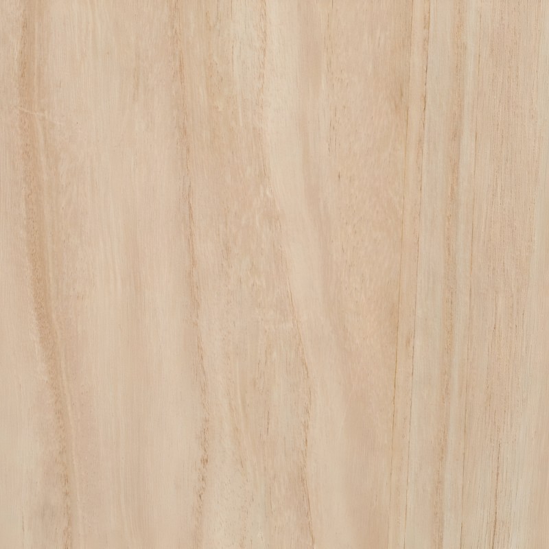 Tablero de madera clara con vetas naturales y acabado en tonos beige y crema