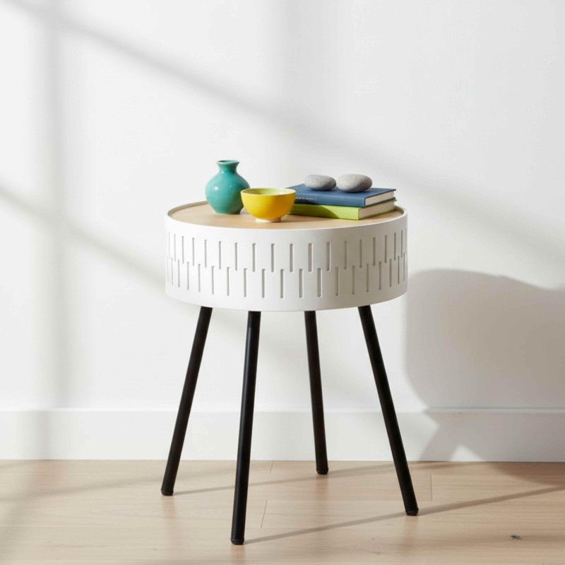Mesa auxiliar redonda blanca con tablero de madera y base de cuatro patas negras en ambiente interior