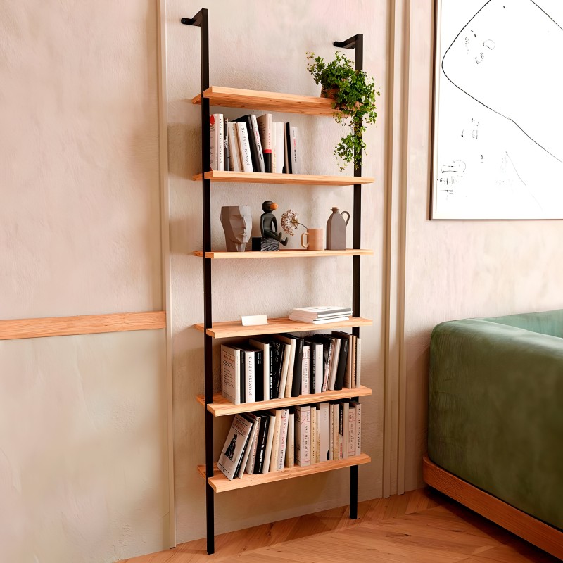 Estantería de pared con estructura negra y estantes de madera clara con libros y objetos decorativos en ambiente de dormitorio