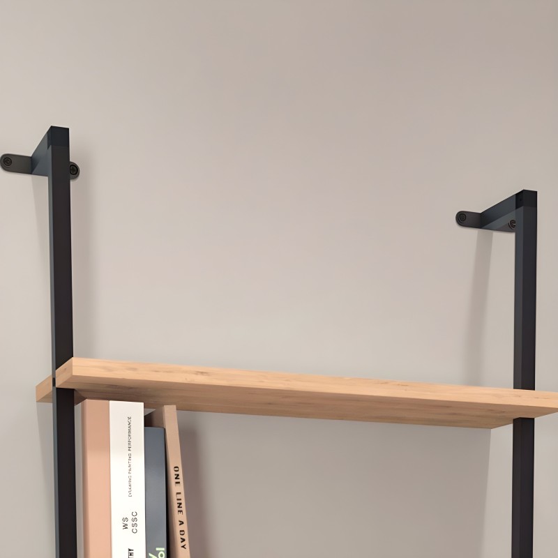 Estante flotante de madera natural con soportes metálicos negros y barrilla inferior para libros