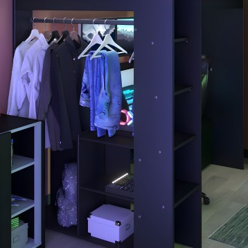 Armario modular negro con barra colgadora y compartimentos de almacenaje con iluminación LED en ambiente de showroom