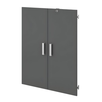 Puertas de armario gris oscuro con tiradores metálicos plateados y bisagras visibles