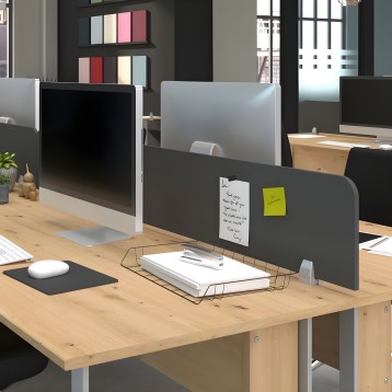 Divisor de escritorio negro con panel de corcho y notas adhesivas en ambiente de oficina