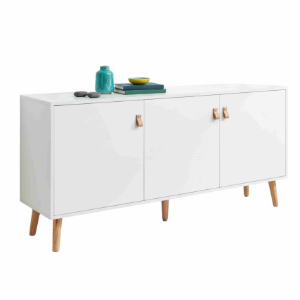 Aparador blanco con tres puertas y patas de madera natural estilo nórdico decorado con jarrón turquesa y libros