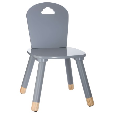 Silla infantil gris con respaldo redondeado y patas de madera natural