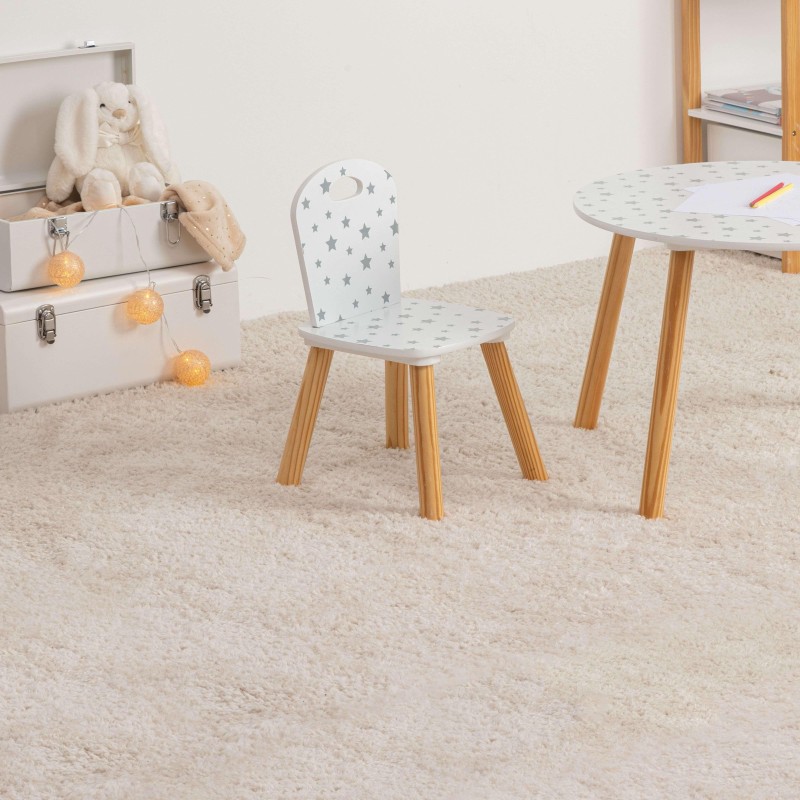 Silla infantil blanca con estampado de estrellas y luna patas de madera en habitación infantil