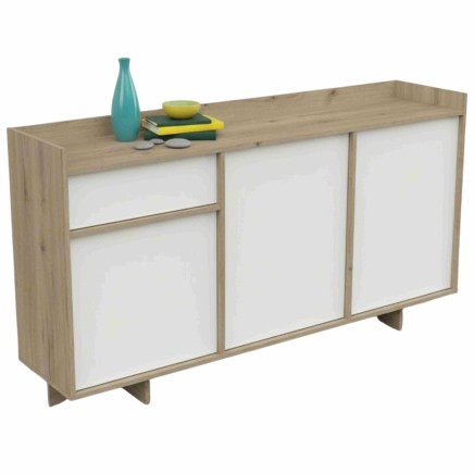 Aparador de madera natural y frentes blancos con tres puertas correderas y superficie superior decorada