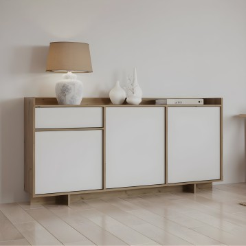 Aparador madera natural con frentes blancos y estante superior decorado con lámpara y accesorios