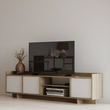 Mueble TV bajo madera clara y puertas blancas con estantes abiertos y decoración