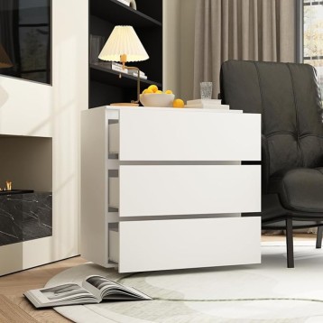 Cómoda blanca con tres cajones y tirador negro en ambiente de sala junto a sillón de cuero oscuro