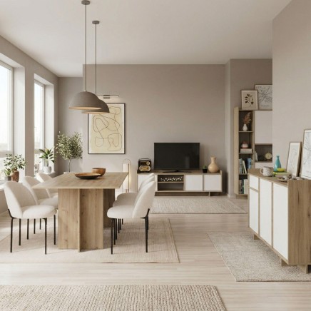 Salón comedor moderno con mesa redonda de madera y sillas tapizadas blancas en ambiente luminoso