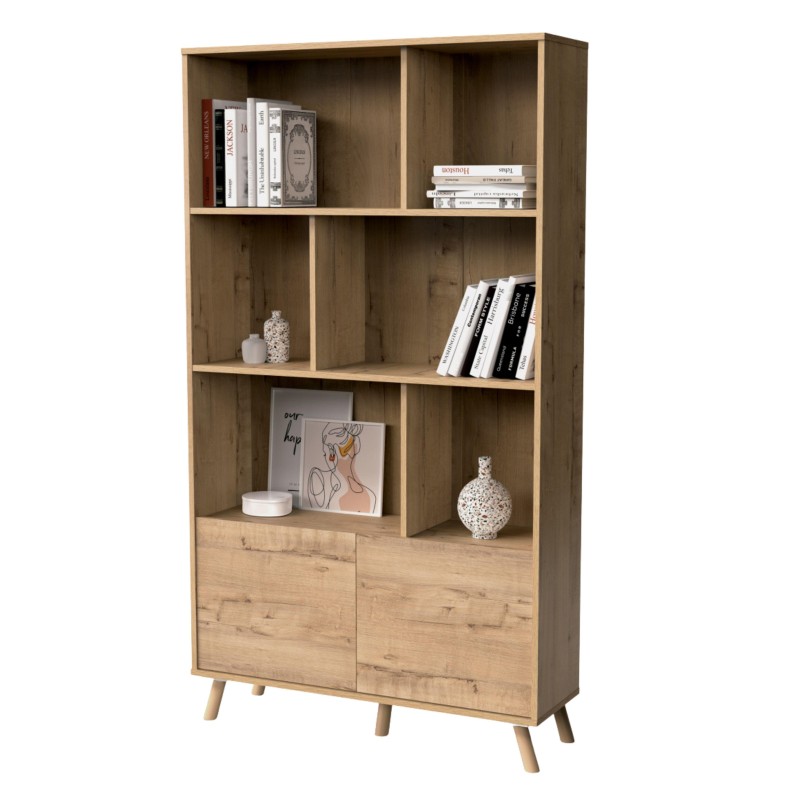 Estantería de madera con compartimentos abiertos y puertas inferiores con libros y objetos decorativos