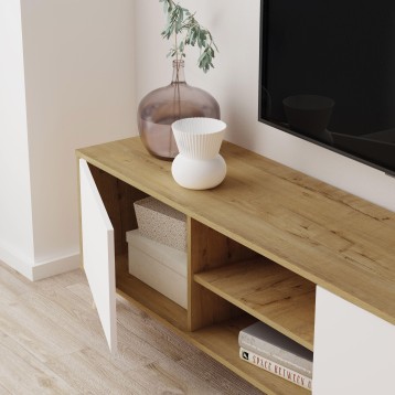 Consola de madera clara y blanca con estantes abiertos decorada con jarrón de vidrio ahumado y maceta blanca en ambiente interio