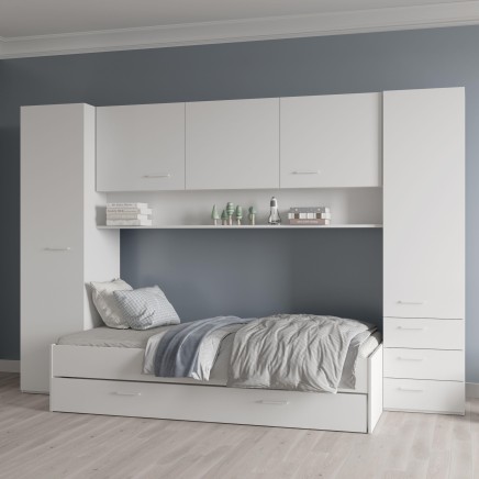 Cama nido blanca con escritorio integrado y armarios superiores en ambiente de dormitorio