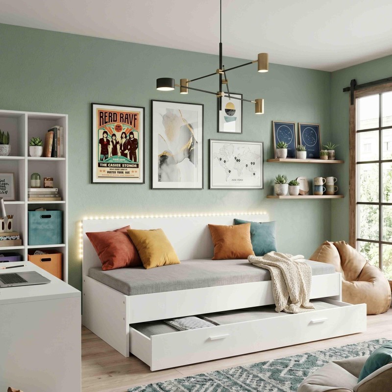 Cama nido blanca con cajón de almacenaje y colchón gris en dormitorio con paredes verdes y decoración moderna
