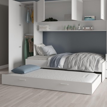 Cama nido blanca con respaldo gris y cajones inferiores en dormitorio con armarios y estantes de almacenamiento
