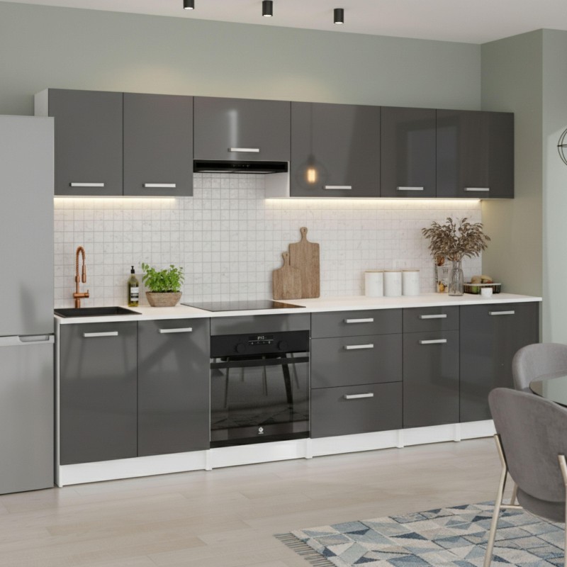 Cocina lineal con muebles grises y blancos encimera blanca y azulejos blancos en ambiente moderno