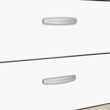 Detalle de tiradores alargados plateados en mueble blanco con perfiles metálicos negros