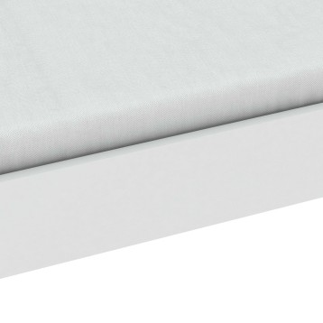 Detalle de tapizado en tela gris claro con textura tejida y base blanca