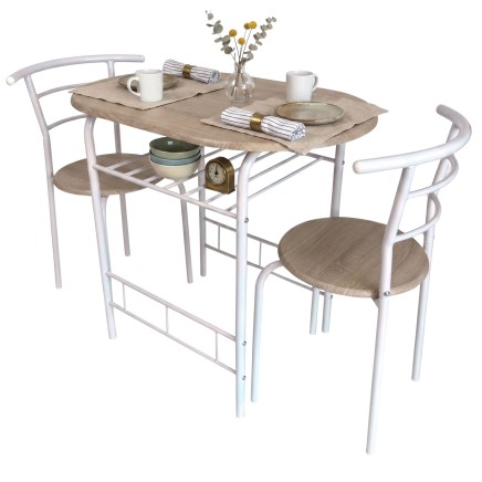 Conjunto de comedor con mesa redonda de madera natural y estructura blanca y dos sillas a juego con respaldo curvado