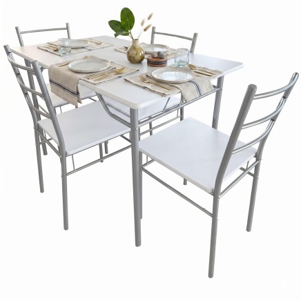 Comedor de 4 sillas con estructura metálica gris y asientos blancos mesa rectangular blanca con cubiertos y plantas decorativas
